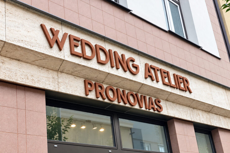 3D písmena svatebního salonu na fasádě