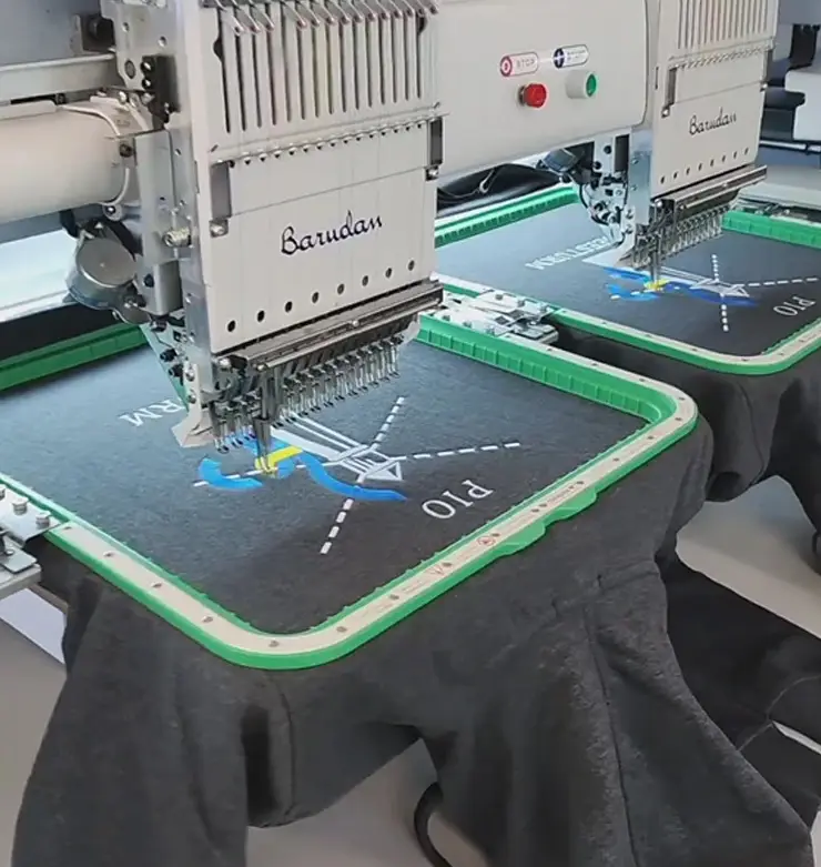 vysivka vyšívací stroj s upnutým rámečkem při výšivce na textil
