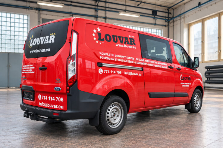 Červený Ford Transit s polepem LOUVAR