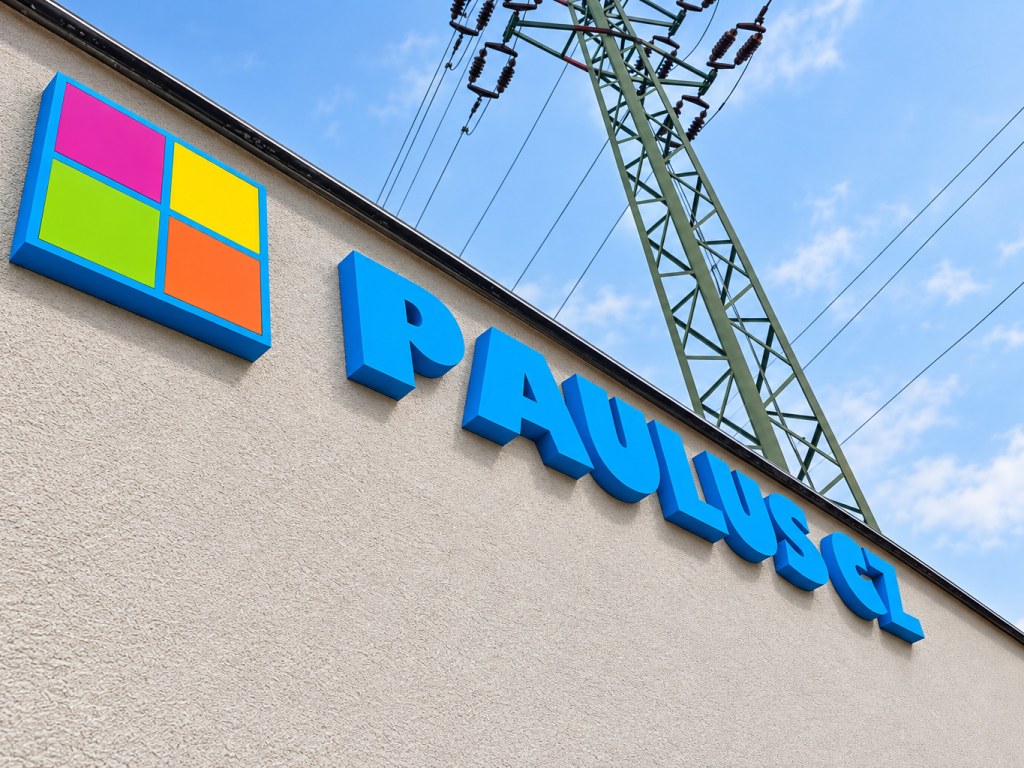 Fasádní logo PAULUS – celkový pohled