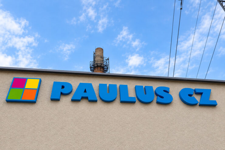 Nápis PAULUS CZ na fasádě
