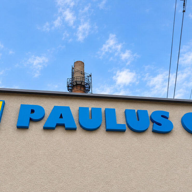 Nápis PAULUS CZ na fasádě