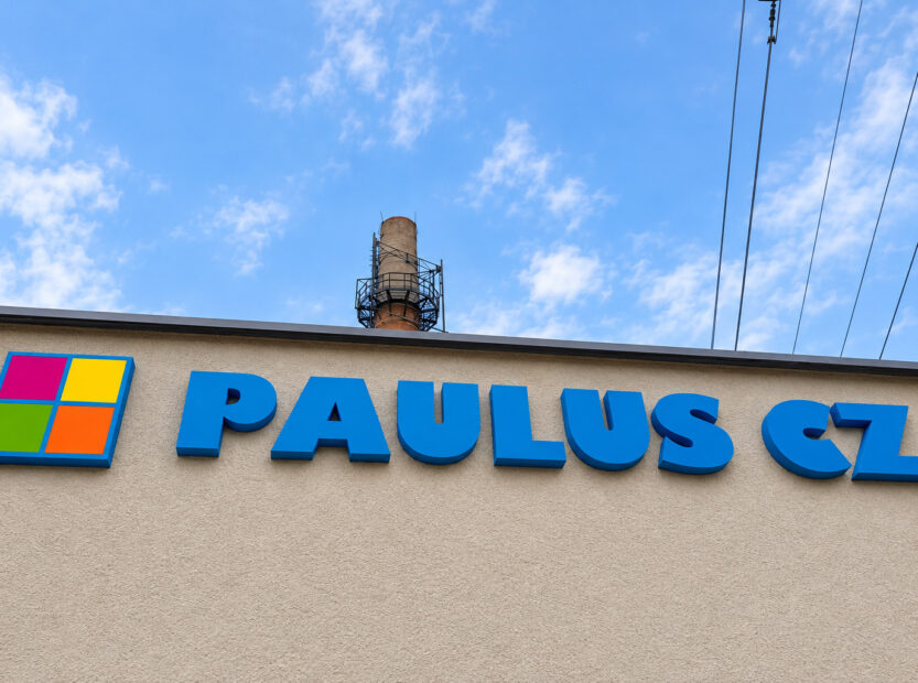 Nápis PAULUS CZ na fasádě