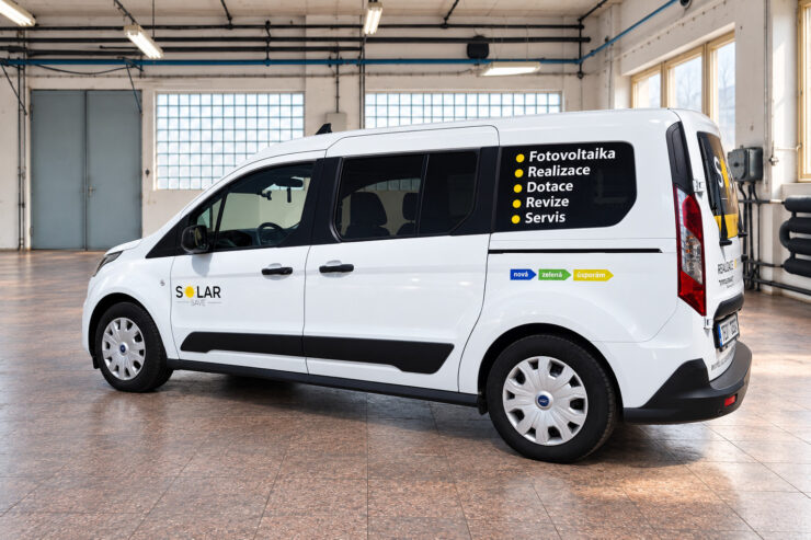 Ford Tourneo Connect s polepem fotovoltaika