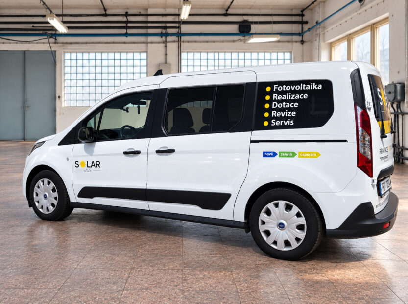 Ford Tourneo Connect s polepem fotovoltaika
