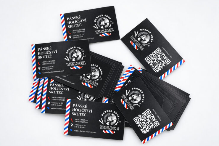 Černé kartičky s QR kódem a pruhovaným lemem