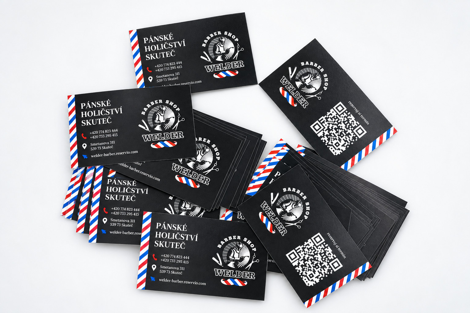Černé kartičky s QR kódem a pruhovaným lemem
