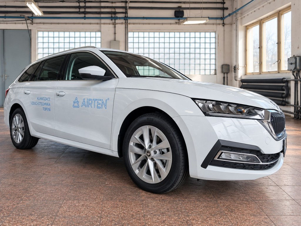 Škoda Octavia Combi s polepem AIRTEN zepředu