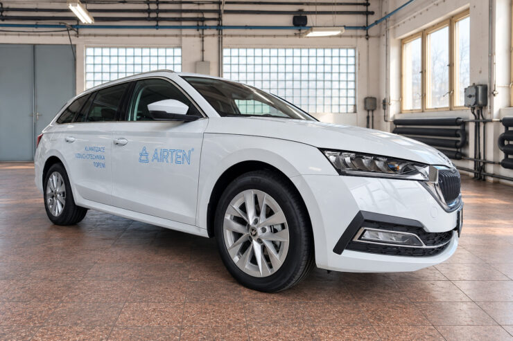 Škoda Octavia Combi s polepem AIRTEN zepředu