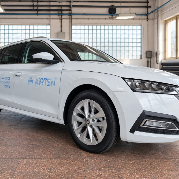 Škoda Octavia Combi s polepem AIRTEN zepředu