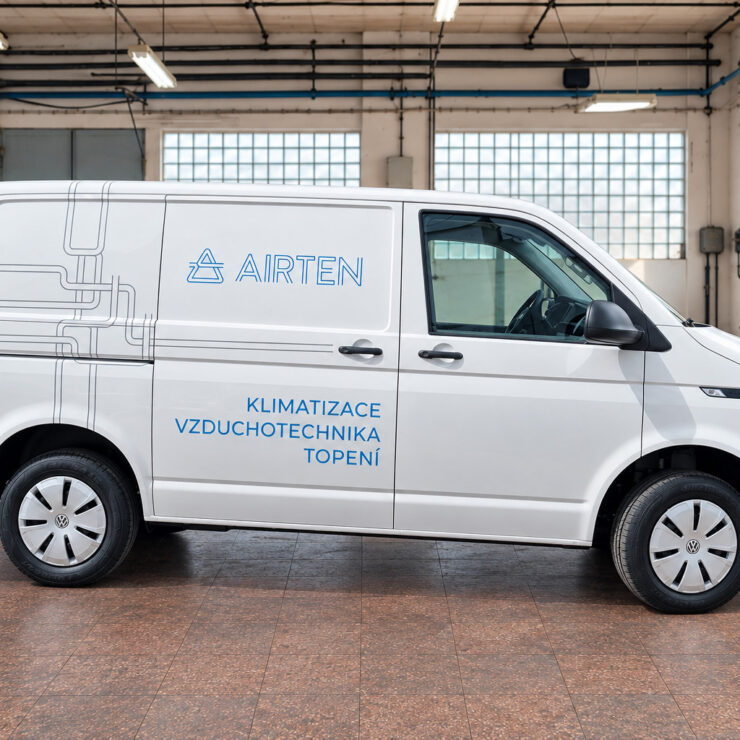 VW Transporter AIRTEN z boku v dílně