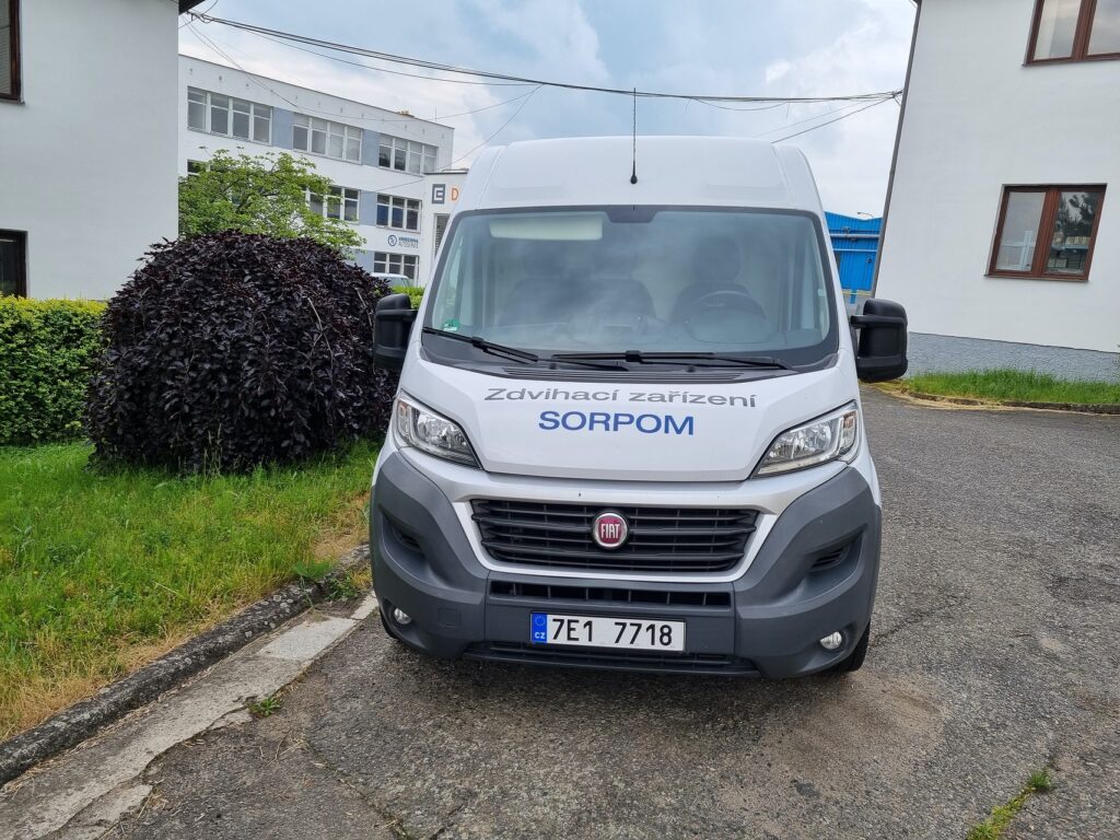 Fiat Ducato s polepem SORPOM zdvihací zařízení