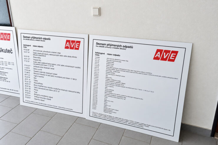 Informační cedule AVE se seznamem odpadů
