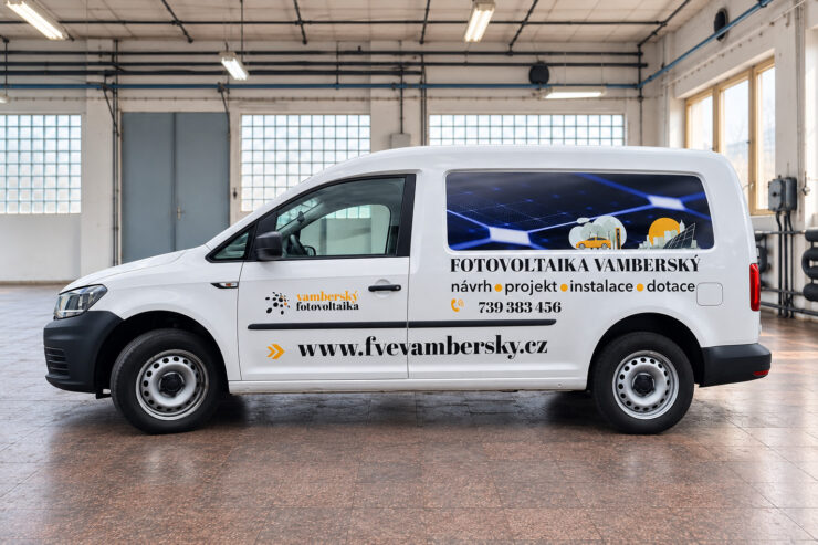 VW Caddy s polepem Fotovoltaika Vamberský