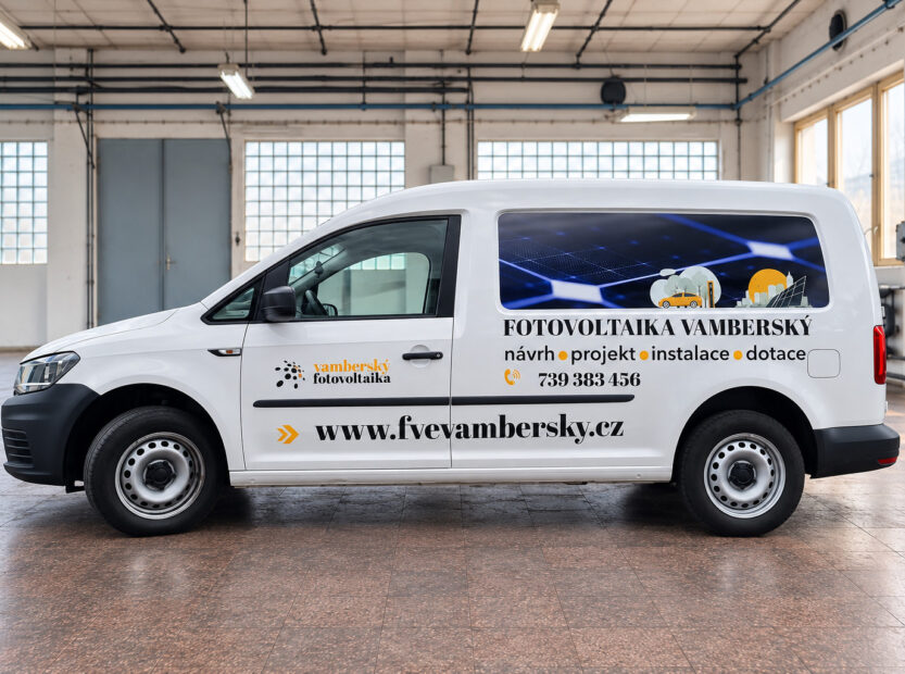 VW Caddy s polepem Fotovoltaika Vamberský