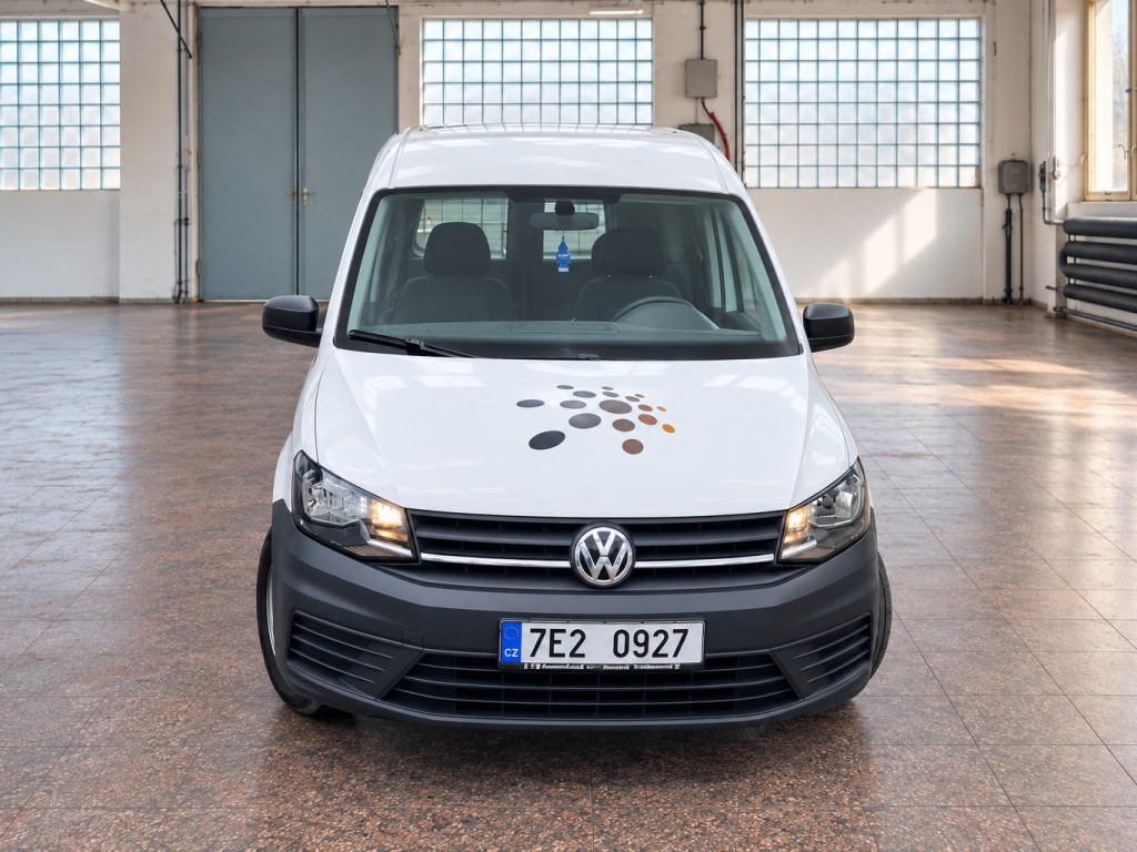 VW Caddy před polepem