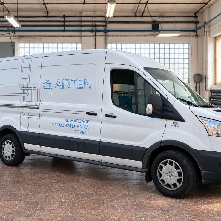 Bílý Ford Transit s polepem AIRTEN