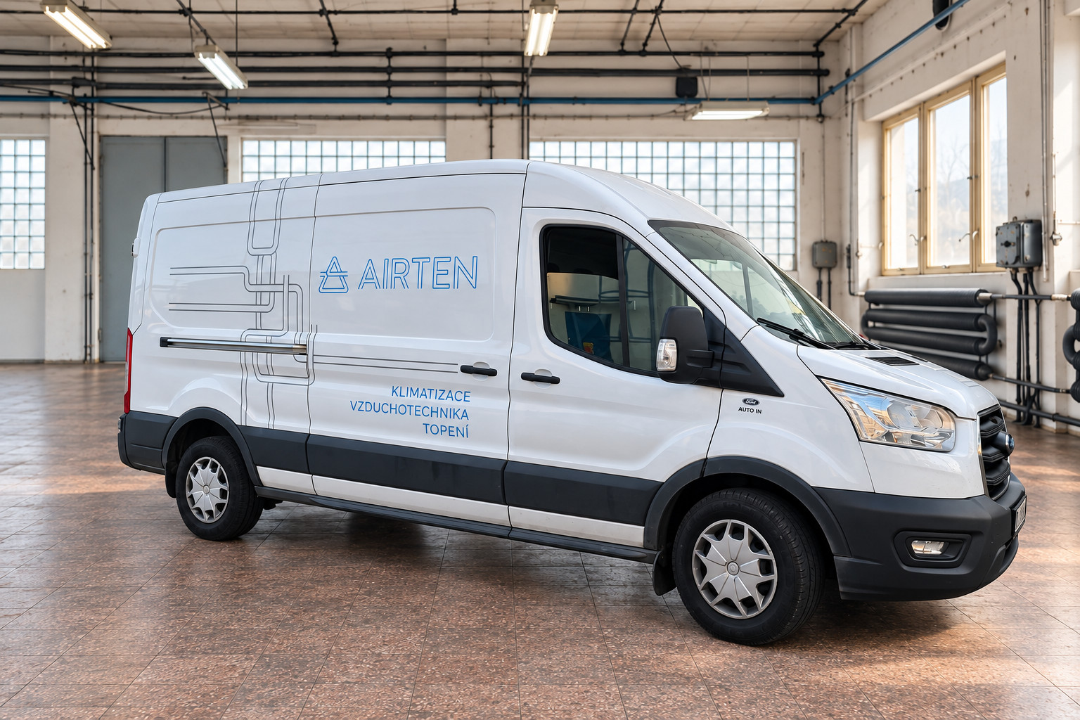 Bílý Ford Transit s polepem AIRTEN
