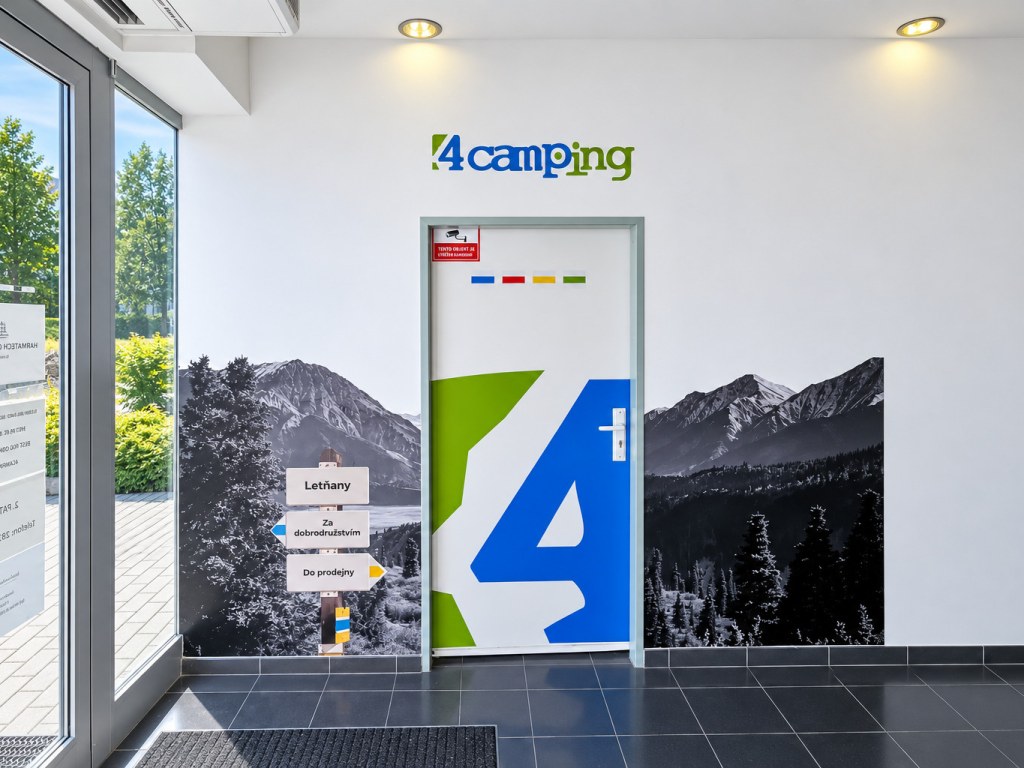 Polep sloupu s číslem oddělení 4camping