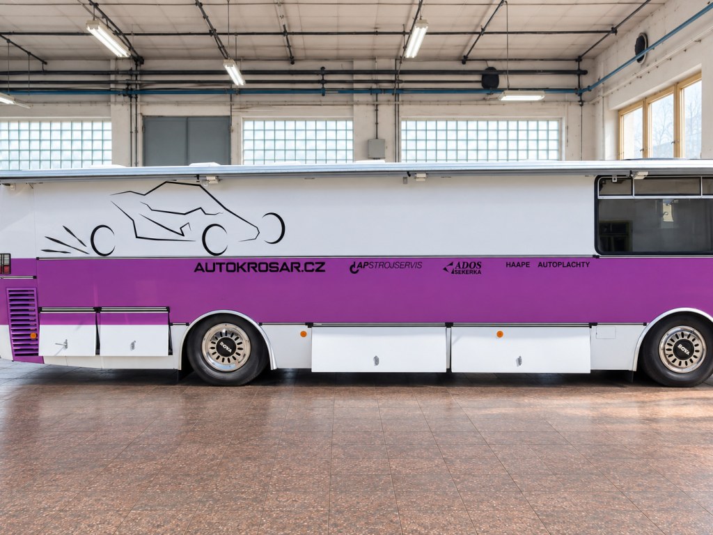 Fialový autobus s polepem AUTOKROSAR.CZ