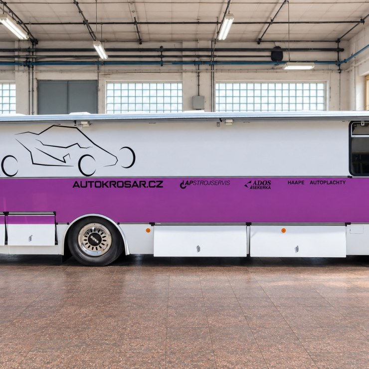 Fialový autobus s polepem AUTOKROSAR.CZ