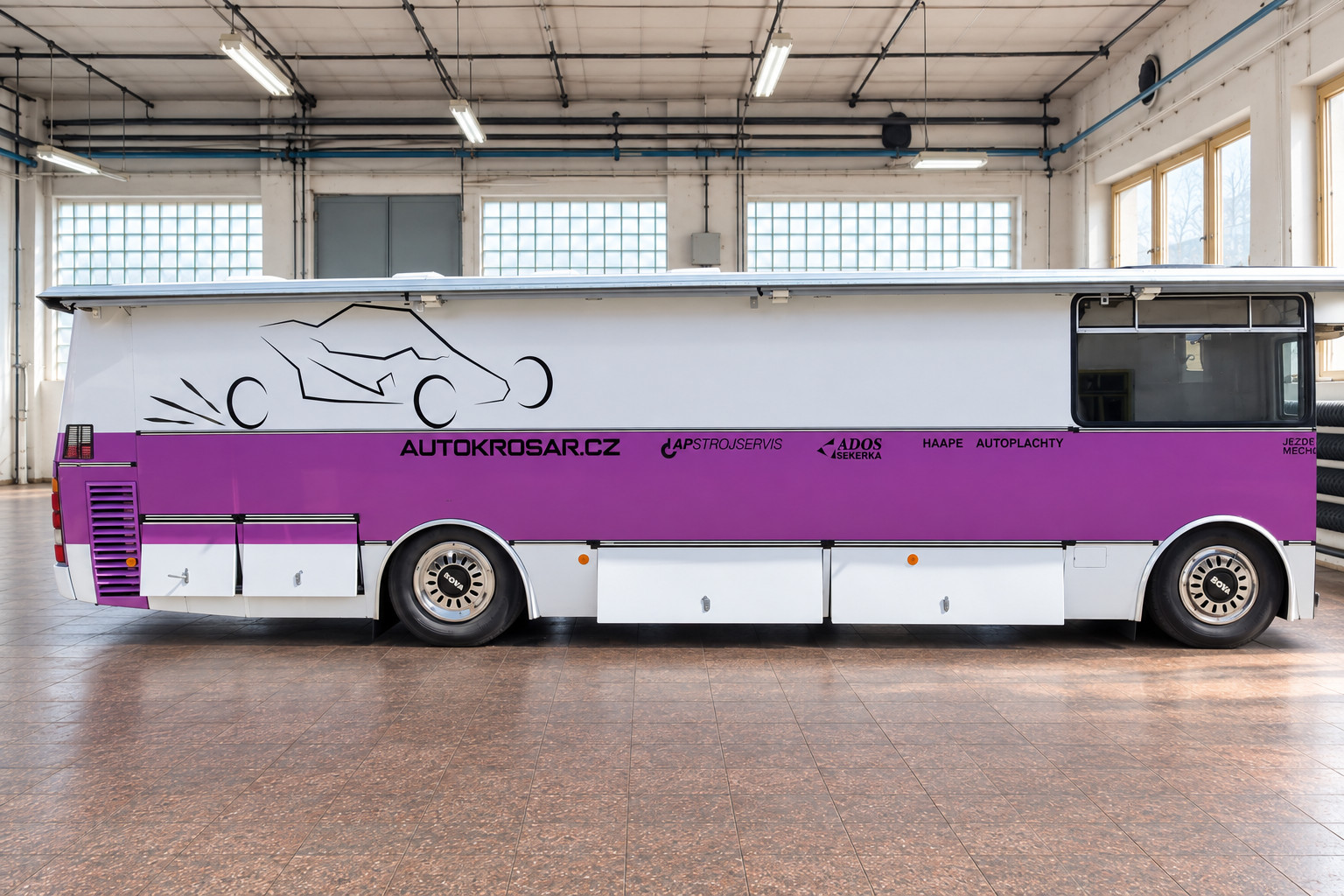 Fialový autobus s polepem AUTOKROSAR.CZ