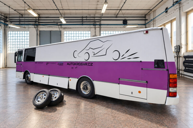 Polep autobusu Autokrosar – bok s logy partnerů