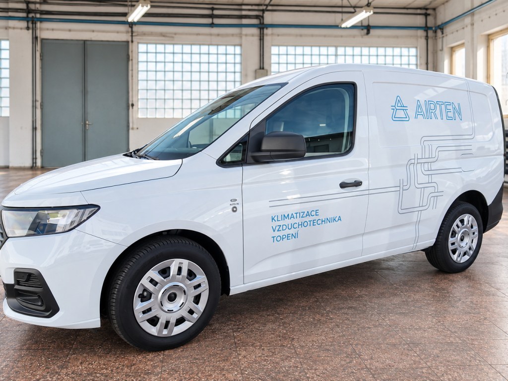VW Caddy s polepem GMR GAS před sídlem firmy