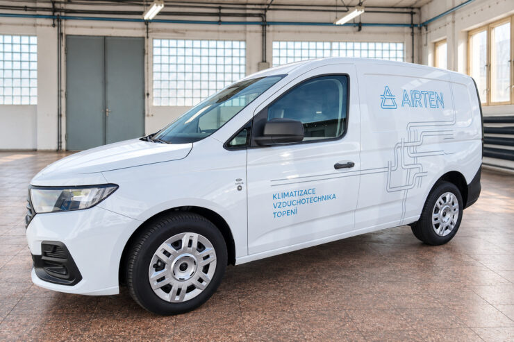 VW Caddy s polepem GMR GAS před sídlem firmy