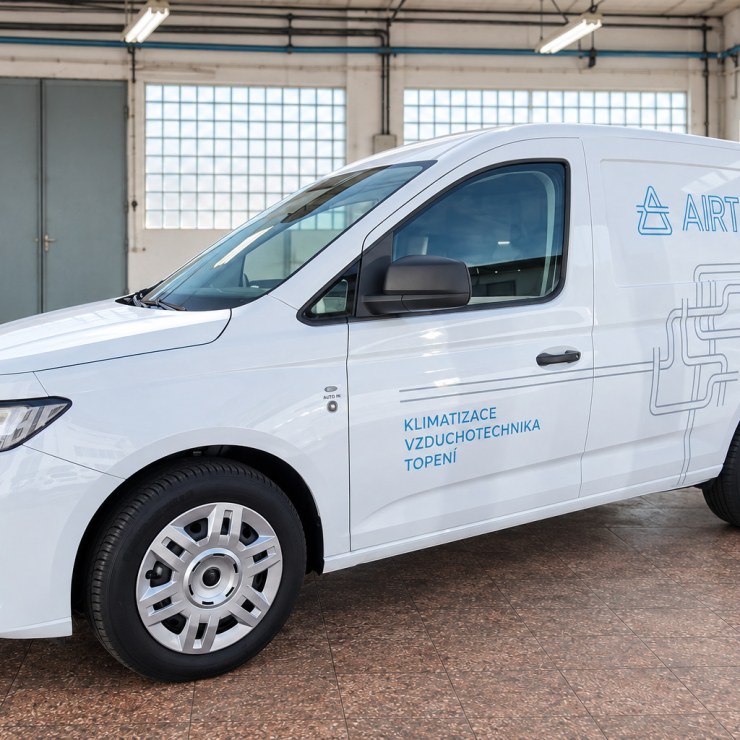 VW Caddy s polepem GMR GAS před sídlem firmy