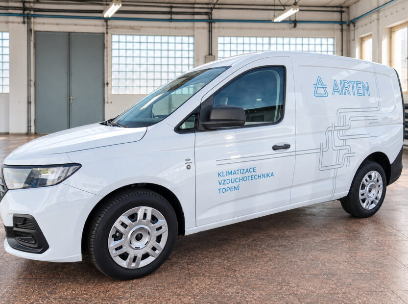 VW Caddy s polepem GMR GAS před sídlem firmy