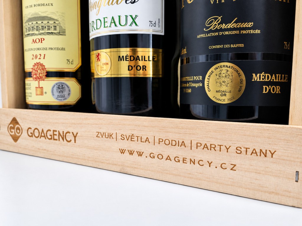 Dřevěná bedna s lahvemi vína a gravírem GO Agency