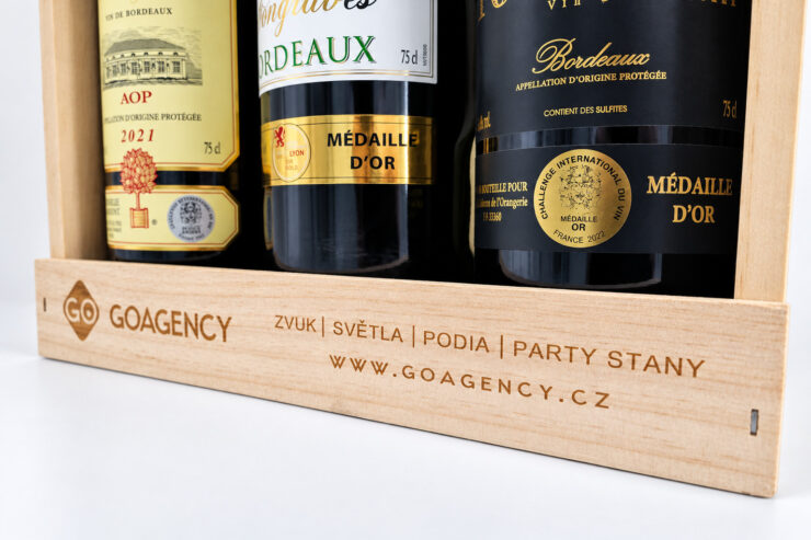 Dřevěná bedna s lahvemi vína a gravírem GO Agency