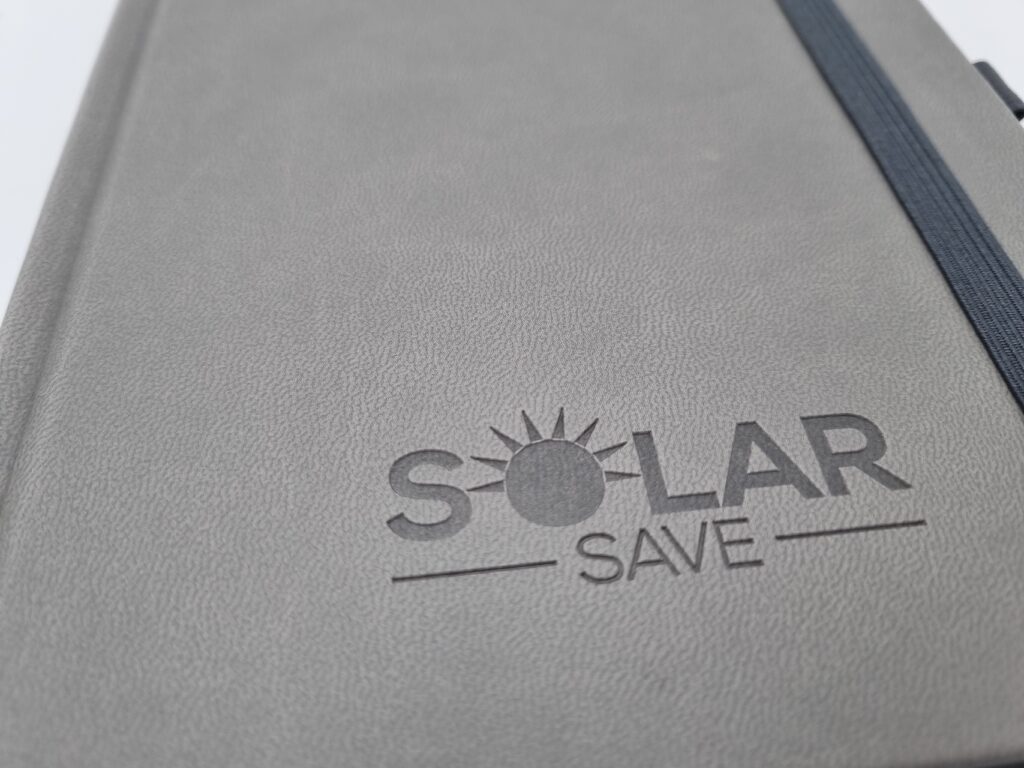 Detail slepotisku Solar Save na šedém diáři