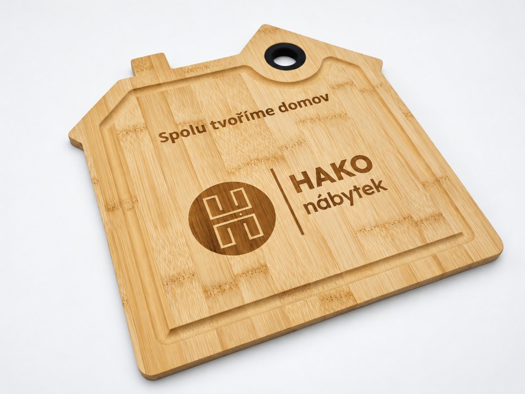 Bambusové prkénko ve tvaru domečku s logem HAKO nábytek