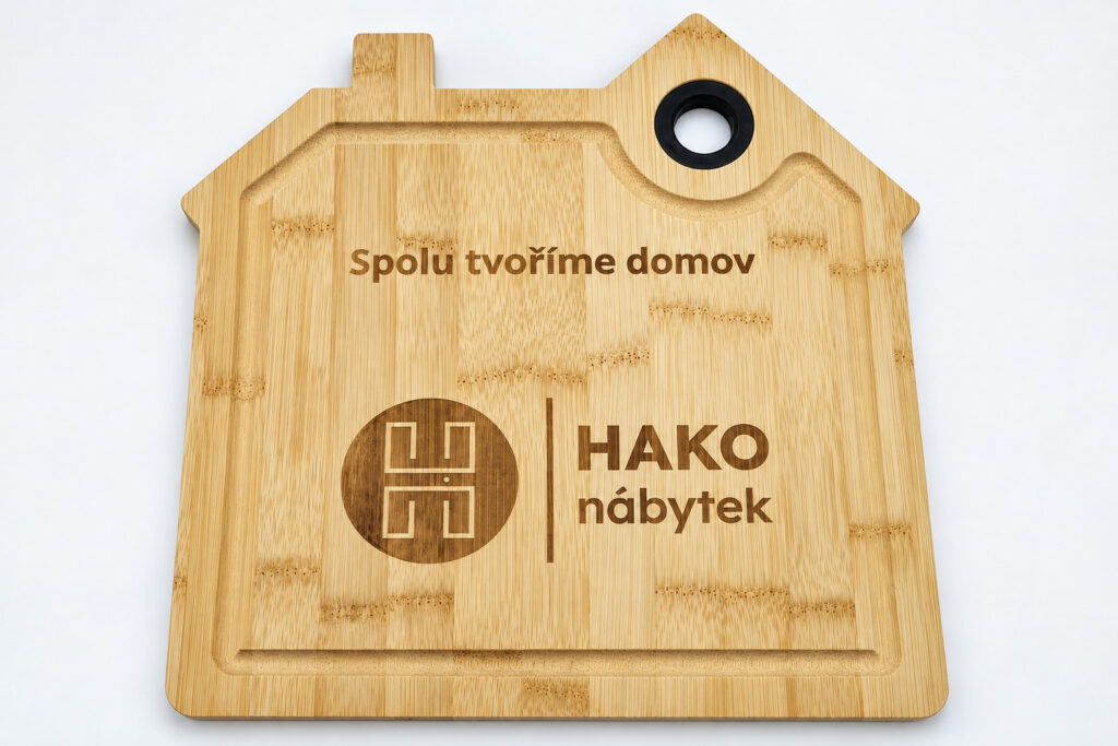 Prkénko domeček s vypáleným logem – detail