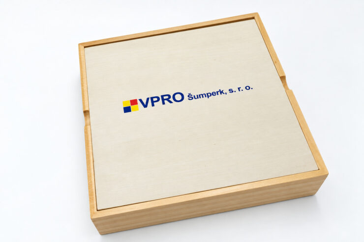 Dřevěná bedýnka s potiskem VPRO Šumperk