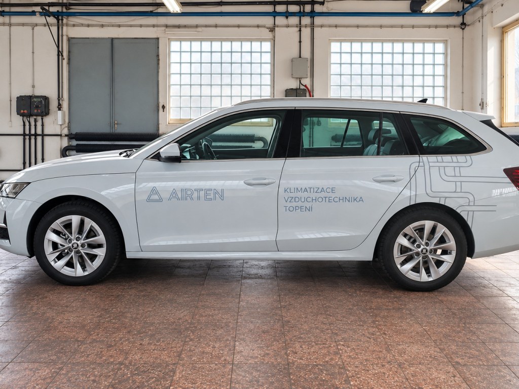 Superb AIRTEN – zadní pohled s webem
