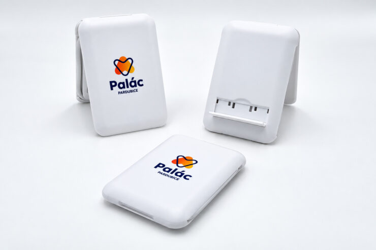 Bílé powerbanky s logem Palác Pardubice