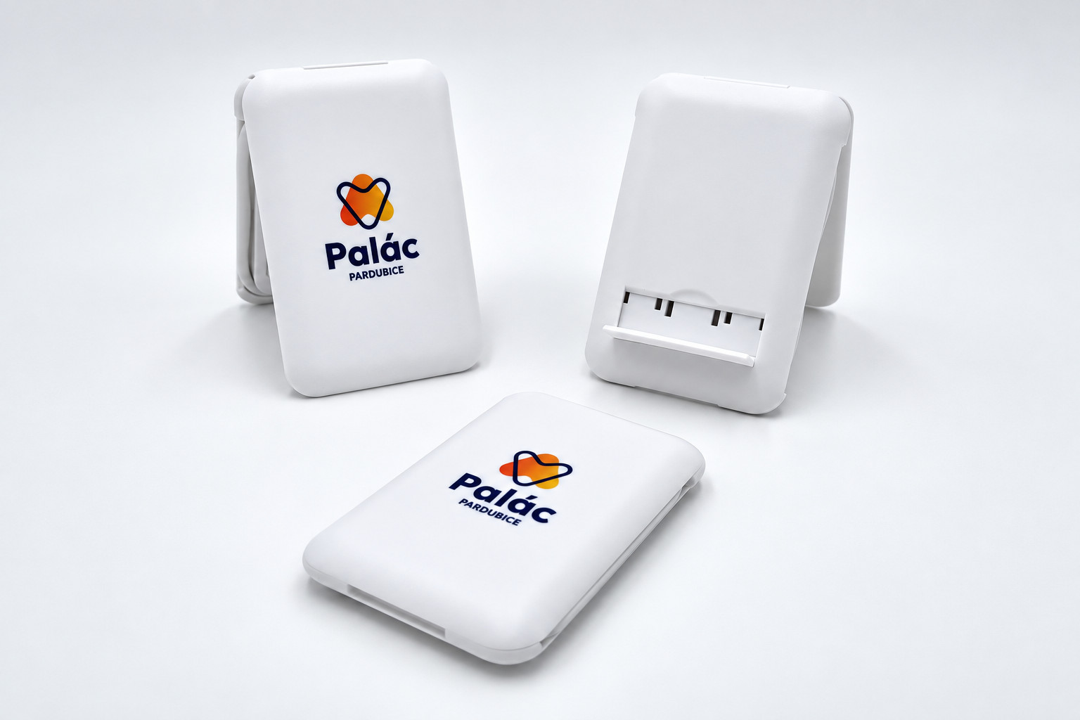 Bílé powerbanky s logem Palác Pardubice