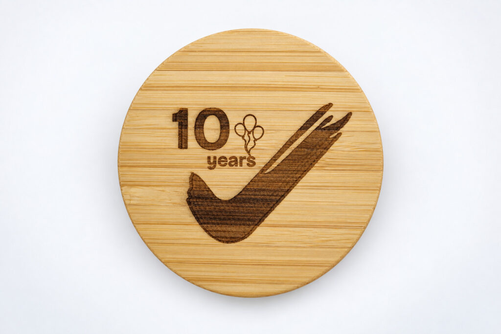 Bambusové víčko s gravírem 10 years – detail