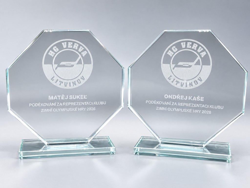 Pískované trofeje pro hokejový klub