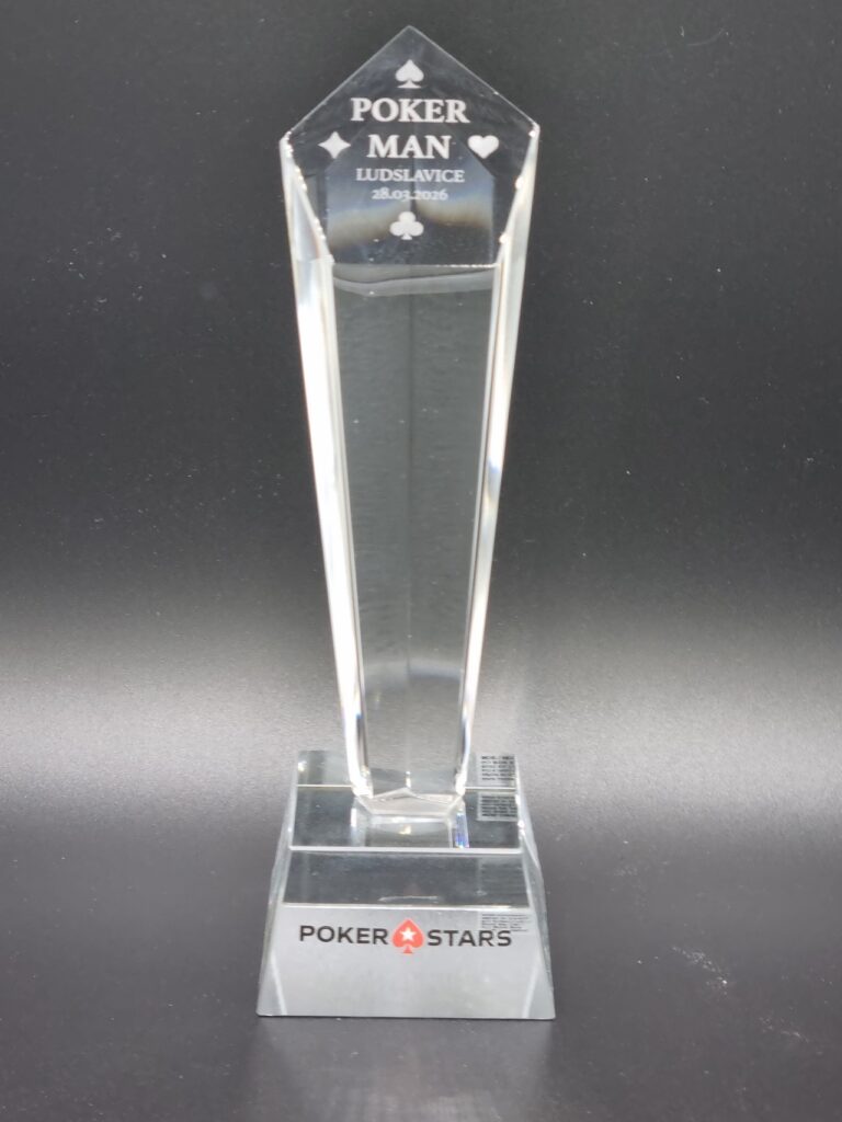 Trofej s podstavcem s logem pořadatele