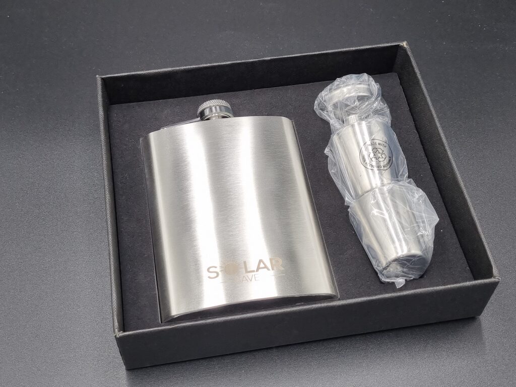 Dárková krabice s placatkou a lahví Solar Save