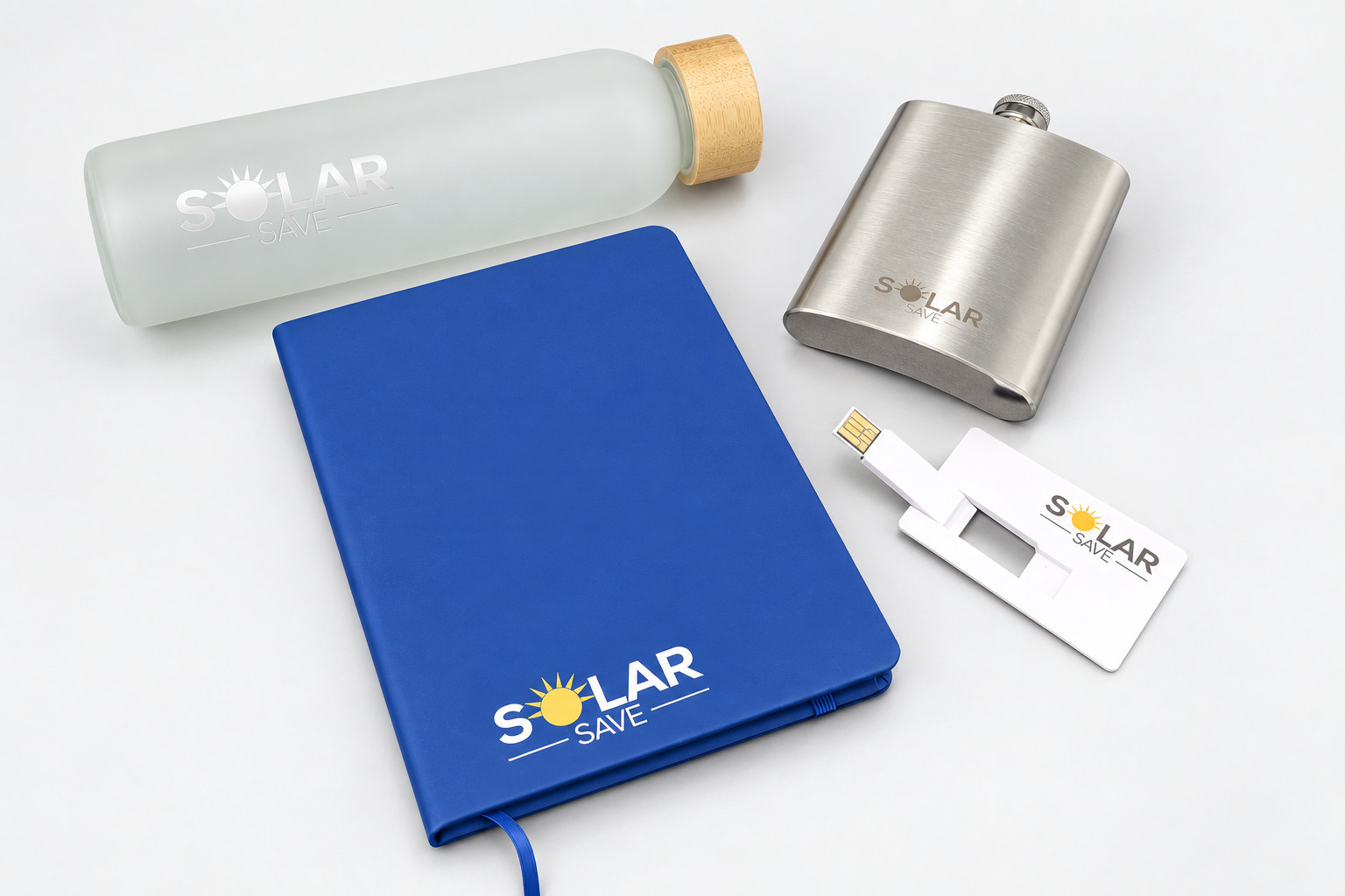 Modrý zápisník a lahev s logem Solar Save
