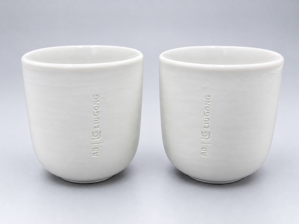 Bílé porcelánové kalíšky s jemným potiskem
