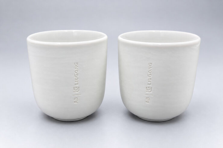 Bílé porcelánové kalíšky s jemným potiskem