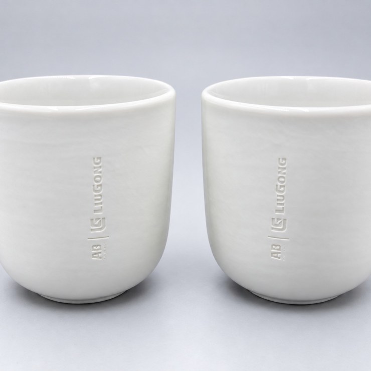 Bílé porcelánové kalíšky s jemným potiskem
