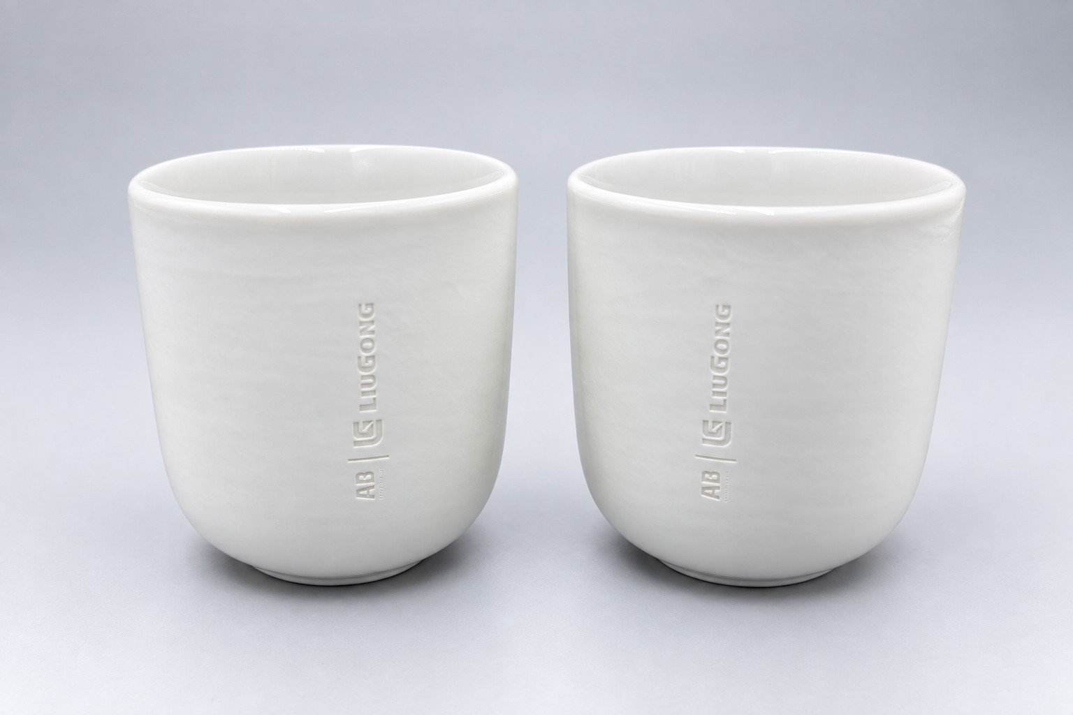 Bílé porcelánové kalíšky s jemným potiskem