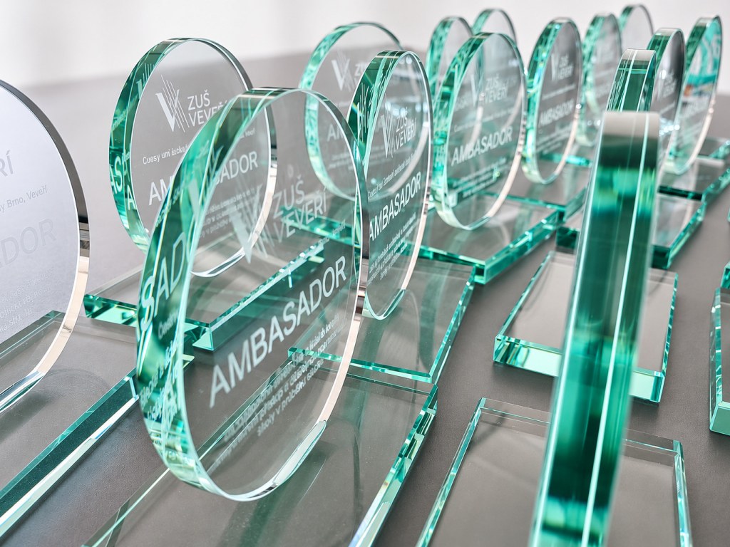 Řada skleněných trofejí s pískovaným nápisem Ambasador